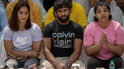 पहलवान साक्षी मलिक, विनेश फोगट और बजरंग पुनिया ने रेलवे में काम फिर किया शुरू