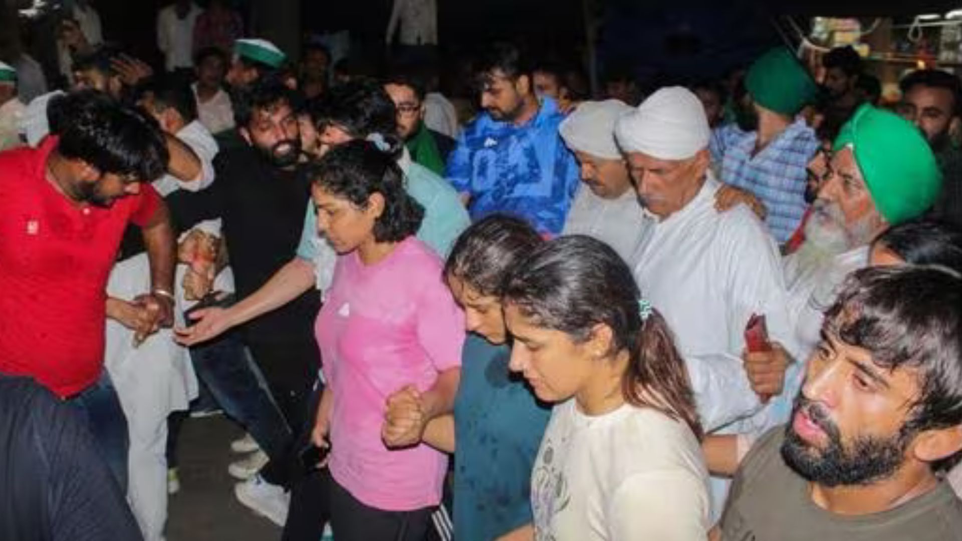 पहलवानों ने कोई अपशब्द या जुर्म नही – दिल्ली पुलिस